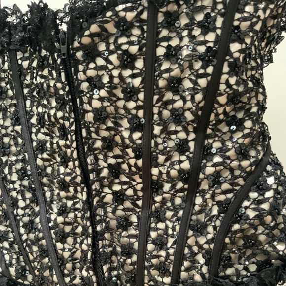 Fabulous evening gown fit for any occasion, prom wedding, gala with details - Picture 5 of 7